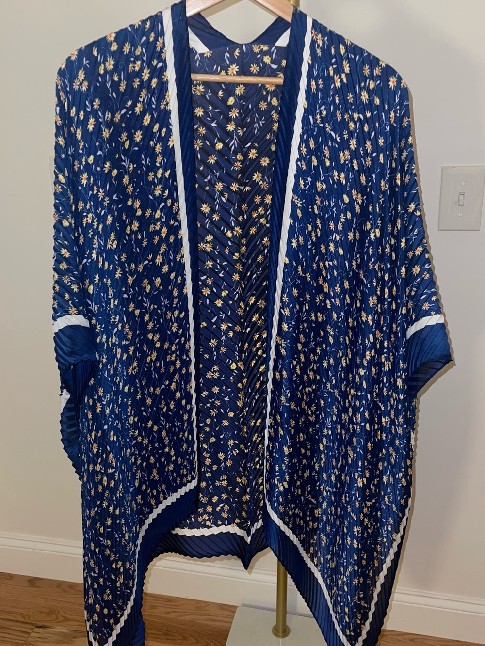 Banana Republic Navy Floral Pleated Kimono with White Trim